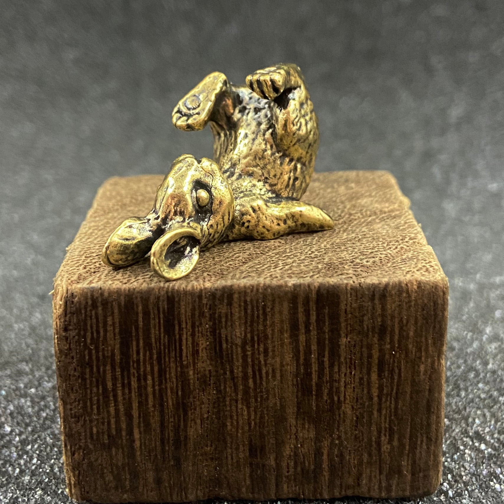 Collectible Figurines, Cute Rabbit Brass Statue | Decorative Home Desk Office Shelf Ornament, Ideal for Gifts And Colleagues, Perfect for Christmas And Easter Decorations