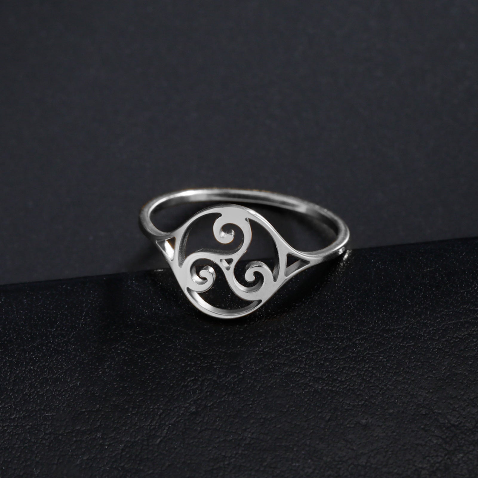 1pc Vintage Celtic Trinity Knot Ring - Interlocking Triquetra Symbol Jewelry, Stainless Steel Interlocking Rings for Men & Women, Wedding, Birthday, Everyday - Celtic Jewelry Gift For Him/her, Celtic Jewelry, Bohemian Style, Durable Jewelry