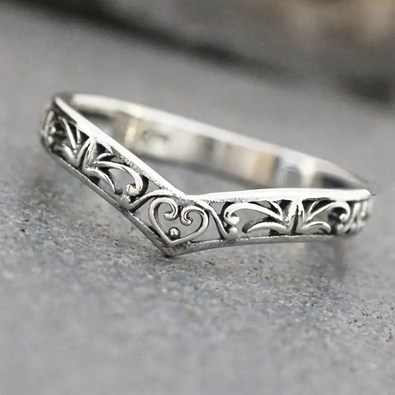A Classic Hand-Engraved Hollow Flower Ring for Women, Perfect for Everyday Wear, Parties, Holidays, Or As an Anniversary Present