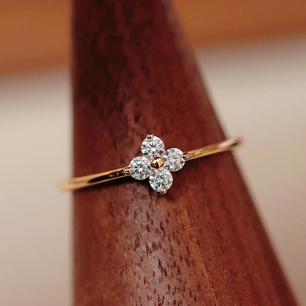 925 Thai Silver Inlaid Four Leaves Clover Zirconia Flower Ring for Women Simple Elegant Good Luck Anniversaries Jewelry Gift
