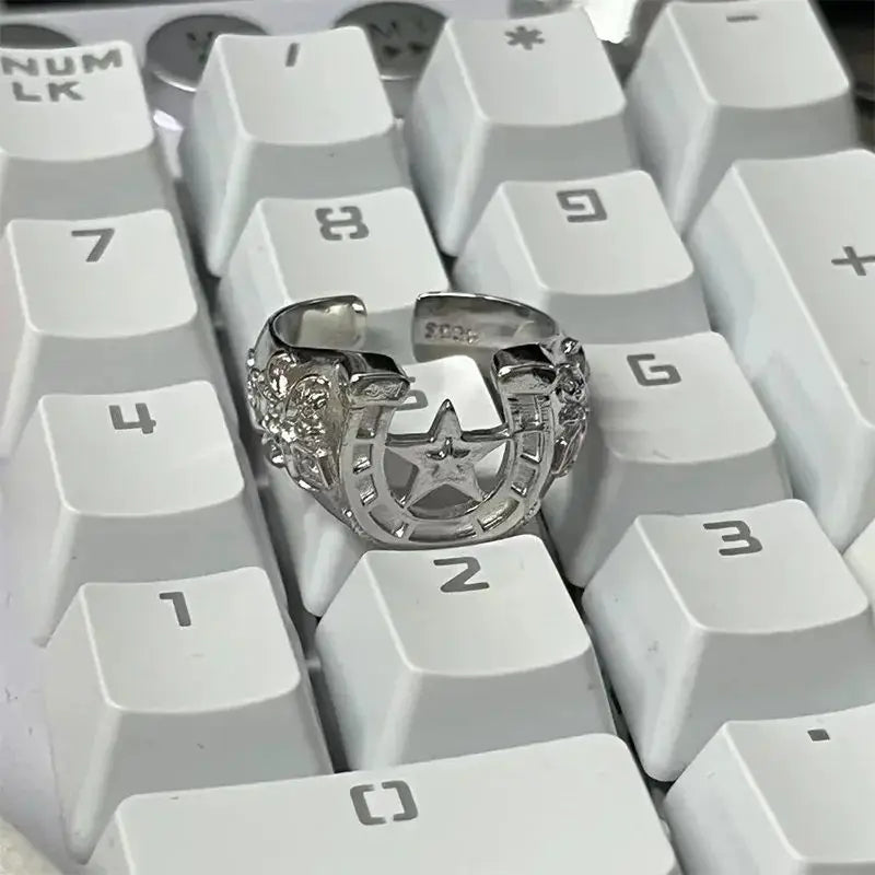 Anime JoJo's Bizarre Adventure STEEL BALL RUN Johnny Joestar Cosplay Ring Joe Kid JOJO Unisex Horseshoe Adjustable Ring Jewelry